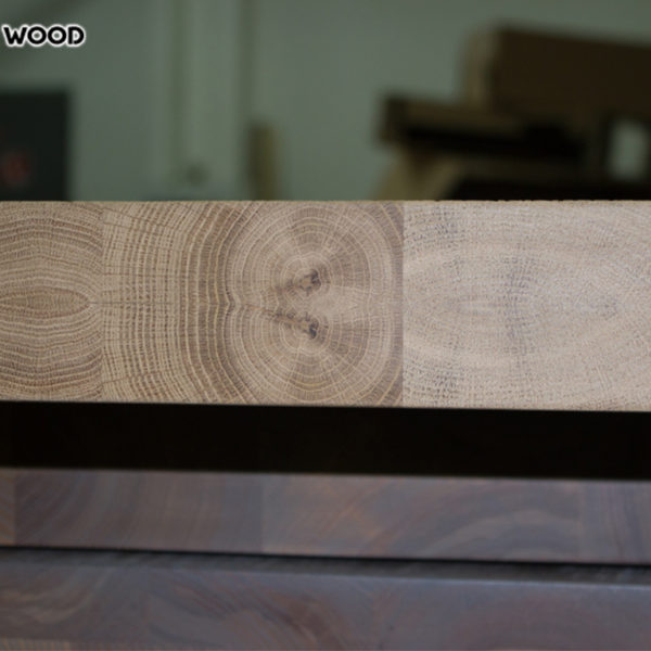 Ändsidan på träbordet täckt med genomskinlig olja